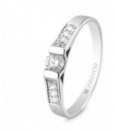 Sortija en oro blanco de 18kt con un diamante de 3.5mm en talla brillante y 8 mas carril - 74B0033