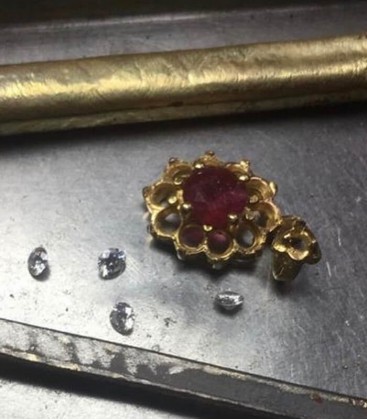 Anillo de Oro con Rubi y Diamantes