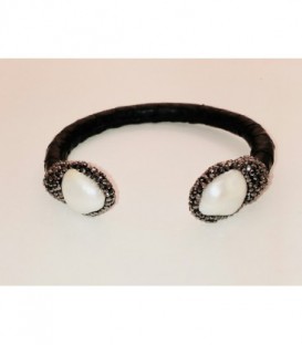 Pulsera piel de serpiente negra, 2 perlas naturales y marquesitas incrustadas - 7776-P